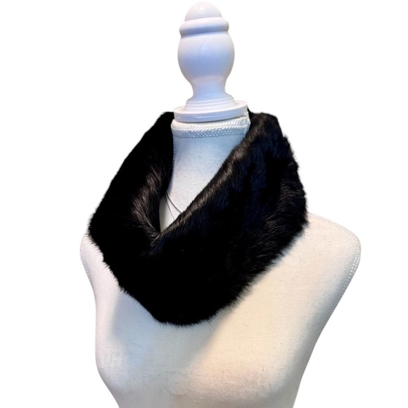 🖤Armani NWT Rabbit Fur Collar Scarf - Picture 2 of 9
